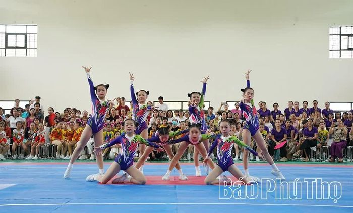 Phần thi Aerobic sôi nổi, thể hiện sự tự tin, năng động của học sinh.