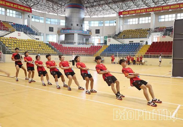 Các vận động viên thi đấu môn kéo co.