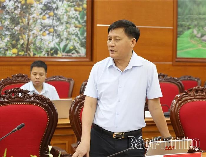 Lãnh đạo UBND phường Hòa Bình phát biểu tại cuộc họp.