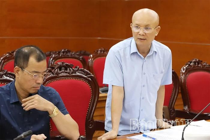 Đại diện Ban Quản lý dự án khu vực Hòa Bình báo cáo tình hình triển khai các dự án.