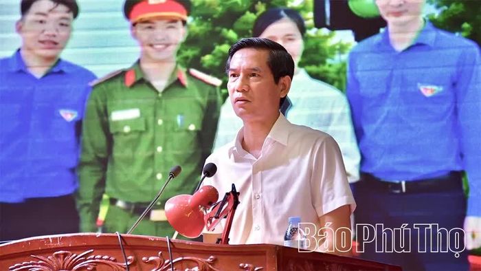 Lãnh đạo UBND xã Yên Lạc phát biểu tại hội nghị.