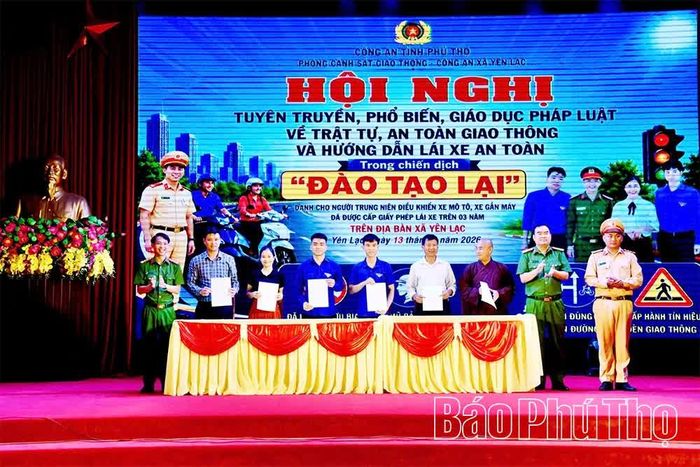 Các ban ngành đoàn thể, khu dân cư, nhà trường ký cam kết chấp hành quy định của pháp luật về trật tự an toàn giao thông.