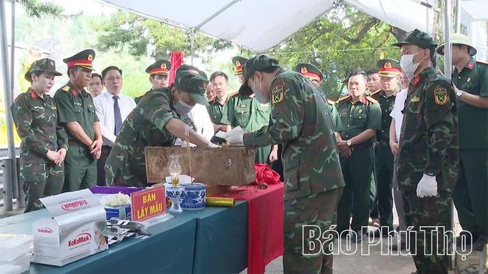 Các lực lượng chuyên môn tổ chức lấy mẫu ADN hài cốt liệt sĩ tại Nghĩa trang liệt sĩ Hương Sơn.