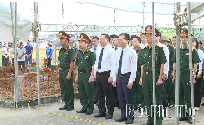 Các đại biểu dự lễ dâng hương và lấy mẫu ADN hài cốt liệt sĩ tại Nghĩa trang liệt sĩ Hương Sơn.