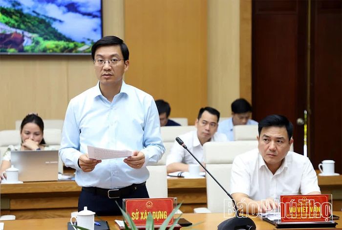 Giám đốc Sở Xây dựng Nguyễn Xuân Quang báo cáo việc xây dựng hệ thống định mức kinh tế - kỹ thuật dịch vụ chiếu sáng, thoát nước và cây xanh đô thị.