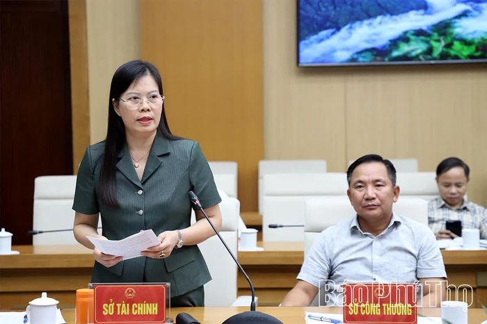 Giám đốc Sở Tài chính Vương Thị Bẩy báo cáo tình hình phân bổ kinh phí thực hiện dịch vụ sự nghiệp công và sản phẩm, dịch vụ công ích đô thị trên địa bàn.