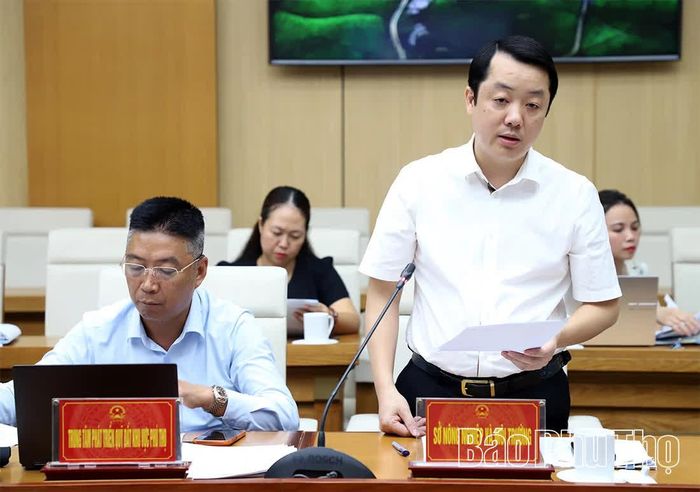 Lãnh đạo Sở Nông nghiệp và Môi trường báo cáo tình hình thu gom, vận chuyển và xử lý chất thải rắn sinh hoạt trên địa bàn tỉnh.
