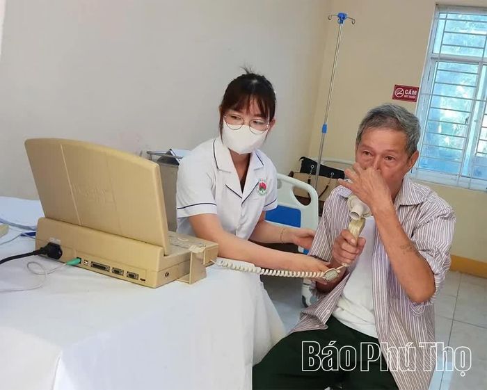 Người dân được đo chức năng hô hấp để phát hiện bệnh lao, bệnh phổi tắc nghẽn mãn tính. 