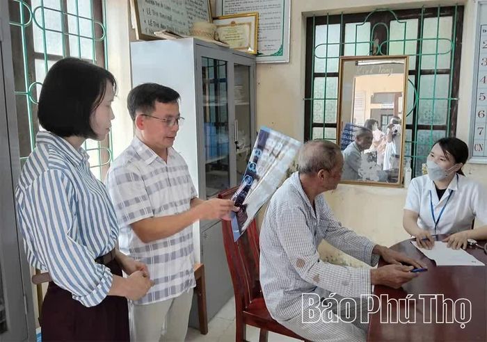 Sau khi khám sàng lọc, bác sĩ tư vấn cho người dân đến khám chuyên sâu các bệnh lý về phổi tại cơ sở y tế tuyến trên.