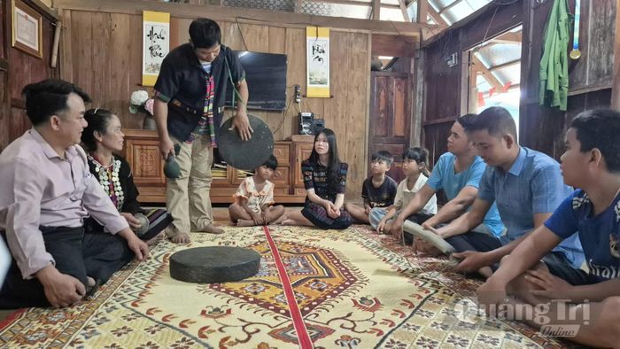 Ông Hồ A Sai truyền dạy cách chơi nhạc cụ truyền thống cho thế hệ kế cận - Ảnh: K.S