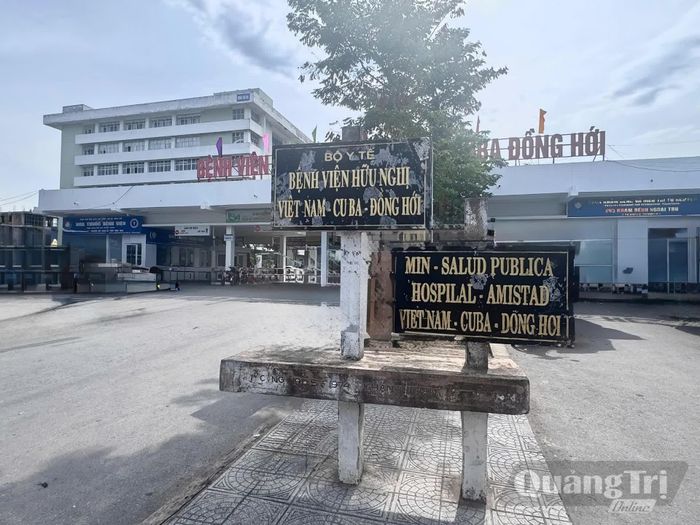 Tấm biển bằng tiếng La-tinh nằm ngay lối vào cổng chính, nhắc nhớ về nguồn gốc đặc biệt của bệnh viện và tình hữu nghị Việt Nam-Cuba - Ảnh: H.L