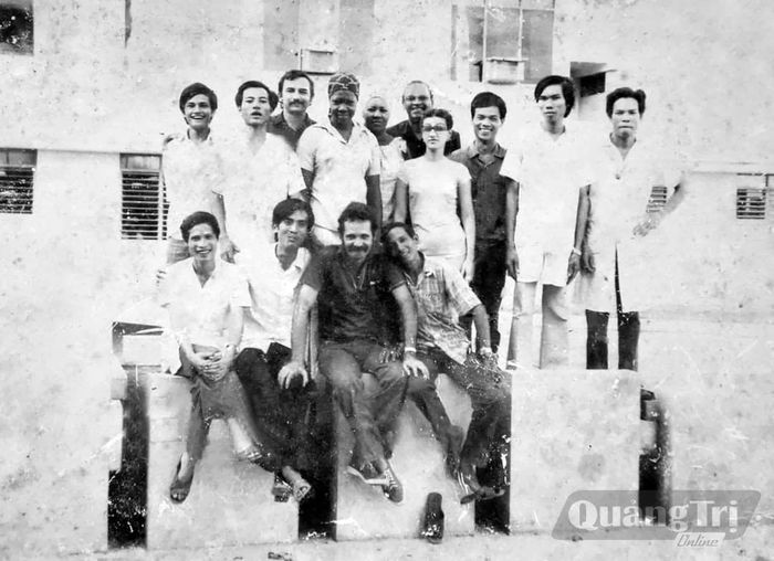 Đội ngũ cán bộ y tế Việt Nam-Cuba chụp ảnh kỷ niệm sau giờ làm việc-Ảnh: Tư liệu