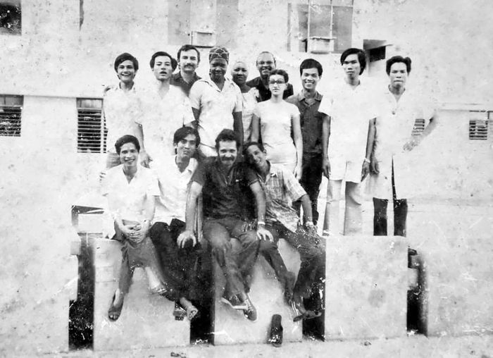 Đội ngũ cán bộ y tế Việt Nam-Cuba chụp ảnh kỷ niệm sau giờ làm việc - Ảnh: Tư liệu