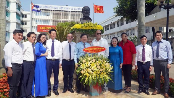 Đoàn đại biểu cấp cao Ủy ban Bảo vệ Cách mạng Cuba cùng các đồng chí lãnh đạo Trung ương và tỉnh Quảng Bình (cũ) chụp ảnh lưu niệm ở tượng đài Fidel Castro trong khuôn viên Bệnh viện hữu nghị Việt Nam-Cuba Đồng Hới, tháng 5/2023 - Ảnh: N.M