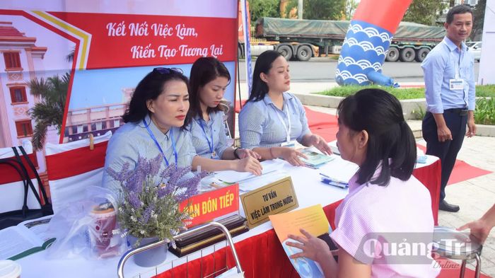 Người khuyết tật được hướng dẫn, tư vấn việc làm từ các gian hàng của các đơn vị, doanh nghiệp - Ảnh: Đ.V