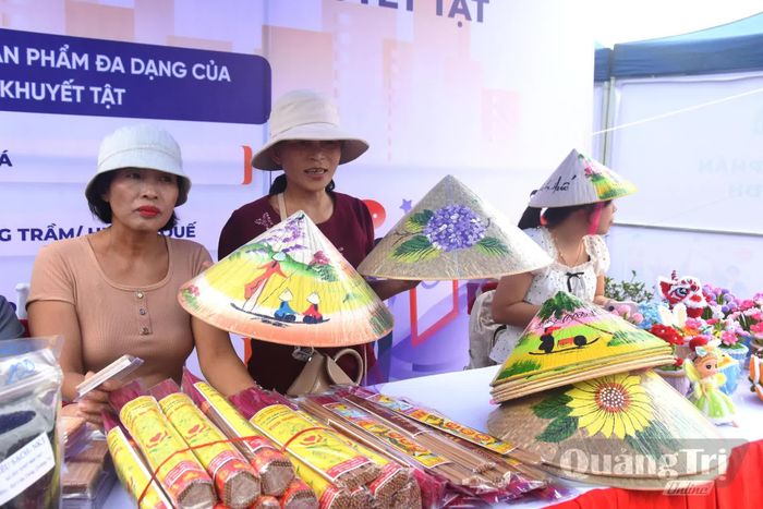 Gian hàng trưng bày sản phẩm của người khuyết tật tại ngày hội - Ảnh: Đ.V