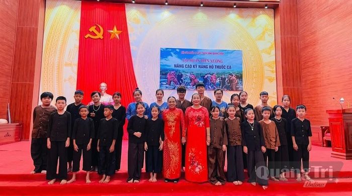Nghệ nhân Đinh Thị Thoan (áo đỏ bên phải) và nghệ nhân Đinh Thị Phương Đống là một trong những gương mặt xuất sắc trong gìn giữ và lan tỏa dân ca Minh Hóa - Ảnh: Nh.V