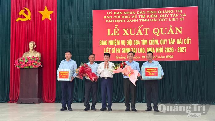 Đồng chí Lê Văn Bảo, Phó Chủ tịch UBND tỉnh, Trưởng ban Chỉ đạo về tìm kiếm, quy tập và xác định danh tính hài cốt liệt sĩ tỉnh trao quà động viên cán bộ Đội quy tập hài cốt liệt sĩ 584 - Ảnh: M.T
