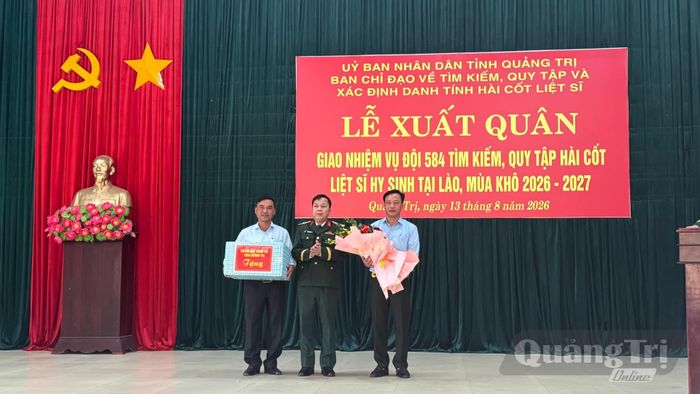 Lãnh đạo Bộ CHQS tỉnh trao quà động viên Đội quy tập hài cốt liệt sĩ 584 - Ảnh: M.T