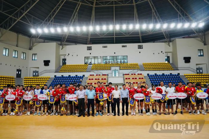 Đại biểu và đại diện Ban Tổ chức tặng hoa, trao cờ lưu niệm cho các đội dự giải - Ảnh: H.L