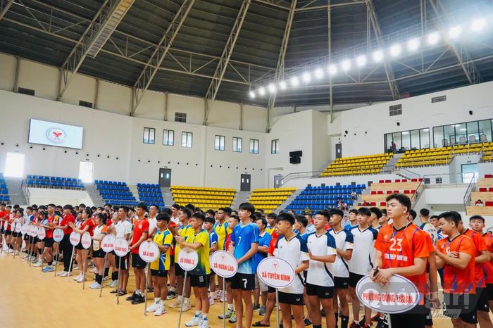 19 đội bóng chuyền nam và nữ tham dự giải - Ảnh: H.L