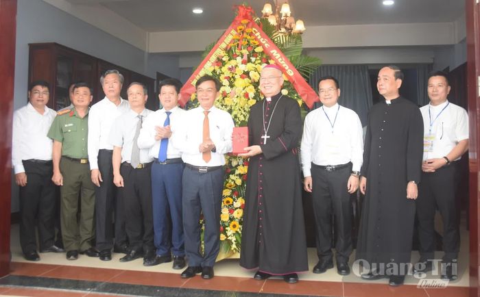 Các đồng chí lãnh đạo tỉnh trao tặng hoa, quà chúc mừng nhân dịp Đại hội hành hương Đức mẹ La Vang lần thứ 32-năm 2026 - Ảnh: Đ.V