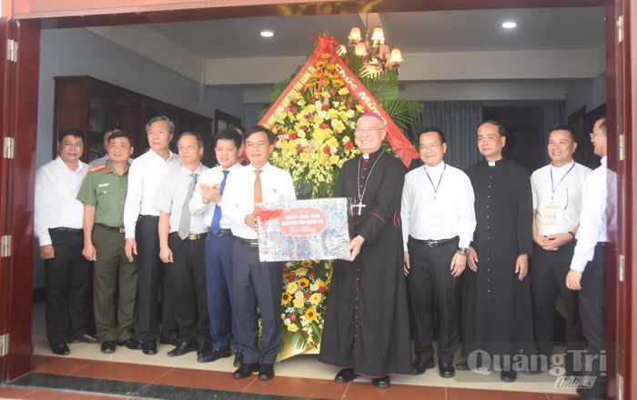 Các đồng chí lãnh đạo tỉnh tặng hoa, quà chúc mừng nhân dịp Đại hội hành hương Đức mẹ La Vang lần thứ 32-năm 2026 - Ảnh: Đ.V