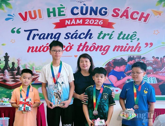 Ban Tổ chức trao tặng huy chương cho các học sinh tham gia giải - Ảnh: T.L