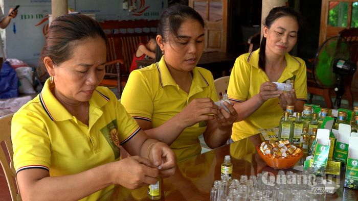 Cơ sở tinh dầu tràm Giáo Vượng tạo điều kiện việc làm cho phụ nữ địa phương - Ảnh: N.M.P