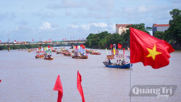 Các thuyền đua thi đấu cự ly 18km, thuyền bơi thi đấu cự ly 24km - Ảnh: L.T
