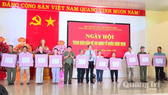 Tặng quà gia đình chính sách và người có công trên địa bàn xã Cửa Tùng - Ảnh: K.N