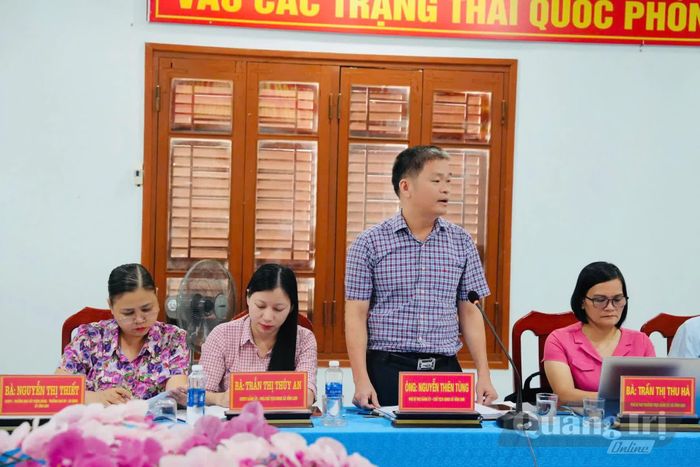 Đại diện lãnh đạo xã Vĩnh Linh báo cáo tình hình phát triển kinh tế-xã hội 6 tháng đầu năm của địa phương tại buổi làm việc - Ảnh: Mỹ Nhị