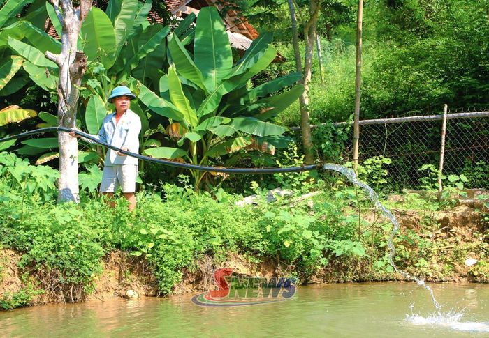 Nông dân xã Mường Lèo dẫn nước về ao cá.