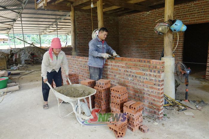 Người dân bản Nam Nghè dựng lại nhà cửa sau khi công trình khắc phục ngập úng hoàn thành.