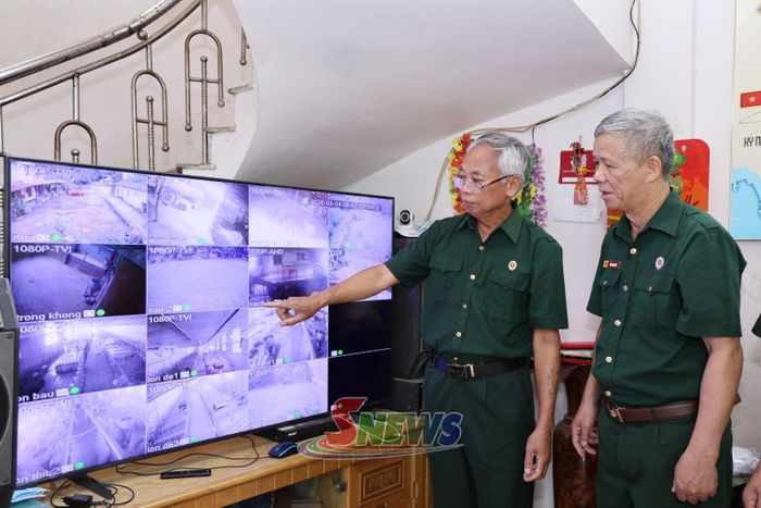 CCB Hà Văn Đính (bên trái), thôn 3, xã Thuận Châu kiểm tra trang trại nuôi lợn qua hệ thống camera.
