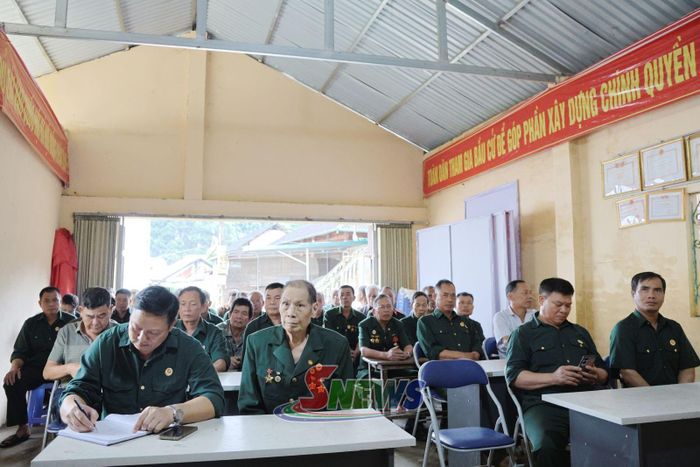 Hội viên Chi hội CCB bản Ba Nhất, xã Thuận Châu tham dự hội nghị tuyên truyền, phổ biến, giáo dục pháp luật.