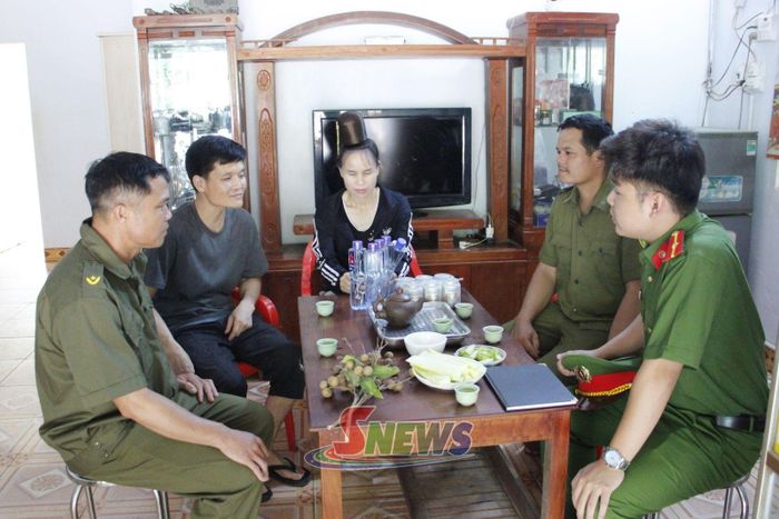 Công an phường Chiềng Cơi và lực lượng bảo vệ ANTT ở cơ sở tuyên truyền pháp luật cho nhân dân.