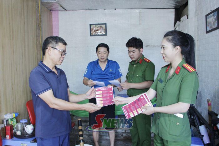 Công an phường Chiềng Cơi phát tờ rơi tuyên truyền tác hại về ma túy cho nhân dân.