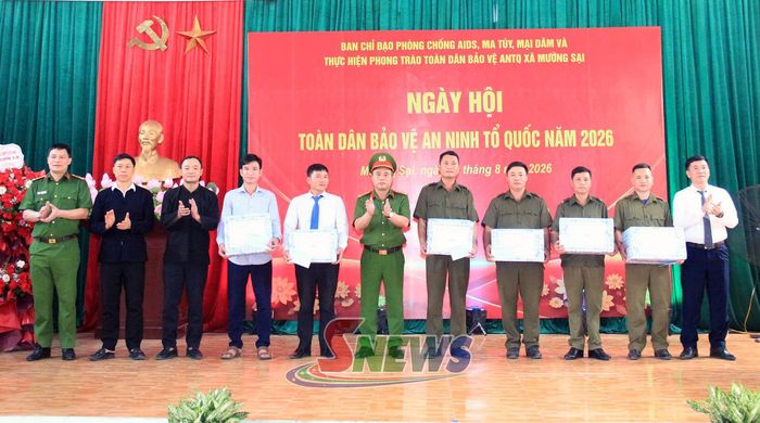 Các tập thể và cá nhân nhận quà của Tỉnh ủy, HĐND, UBND, Ủy ban MTTQ Việt Nam tỉnh và Công an tỉnh.