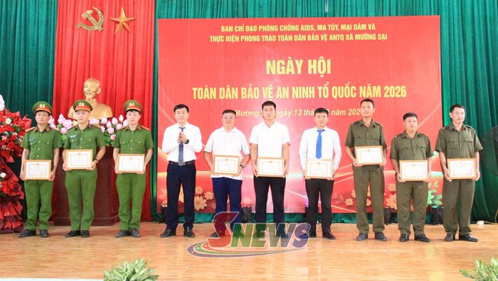Lãnh đạo UBND xã Mường Sại tặng giấy khen cho các tập thể, cá nhân.