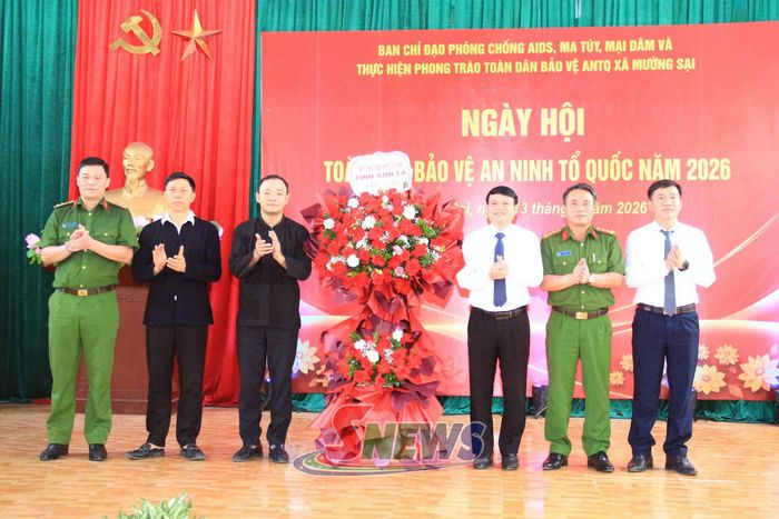 Đồng chí Đặng Ngọc Hậu, Phó Chủ tịch UBND tỉnh, tặng hoa chúc mừng xã Mường Sại.