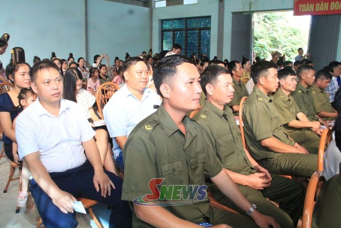 Lực lượng an ninh trật tự cơ sở và đông đảo nhân dân dự ngày hội.