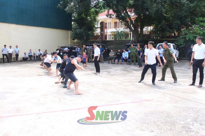 Thi đấu kéo co tại ngày hội.