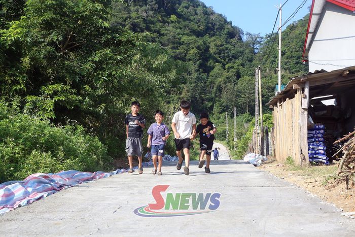 Ban Quản lý bản Co Mon, xã Phiêng Khoài trích tiền Chi trả dịch vụ môi trường rừng hằng năm để hoàn thiện các công trình hạ tầng công cộng.