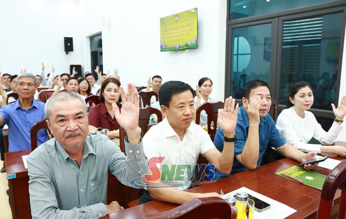 Các đại biểu tham gia biểu quyết tại Hội nghị.