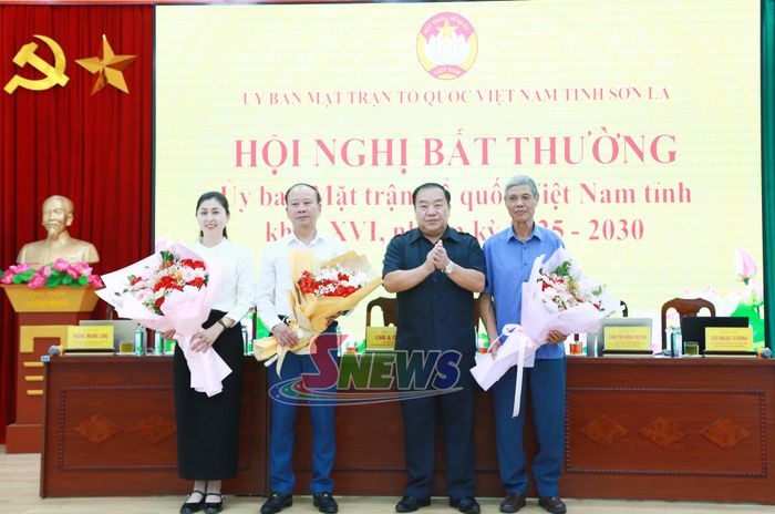 Đồng chí Chá A Của tặng hoa chúc mừng các đồng chí được kiện toàn, bổ sung nhân sự, đồng thời tri ân các đồng chí chuyển công tác, nghỉ hưu theo chế độ.