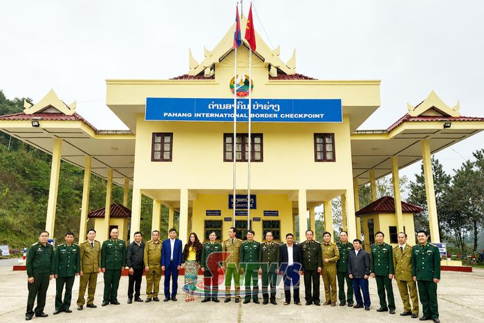 Cán bộ Đồn Biên phòng Cửa khẩu Lóng Sập chụp ảnh lưu niệm với lực lượng bảo vệ biên giới của nước bạn Lào.