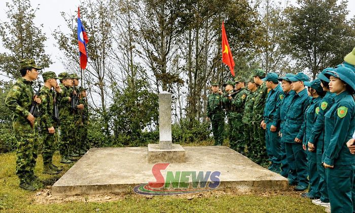 Bộ đội Đồn Biên phòng Cửa khẩu quốc tế Lóng Sập, dân quân xã cùng lực lượng bảo vệ biên giới của nước bạn Lào tuần tra, kiểm tra cột mốc biên giới.