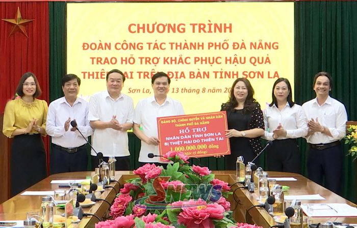 Ủy ban MTTQ Việt Nam thành phố Đà Nẵng trao 1 tỷ đồng hỗ trợ tỉnh Sơn La khắc phục hậu quả thiên tai.