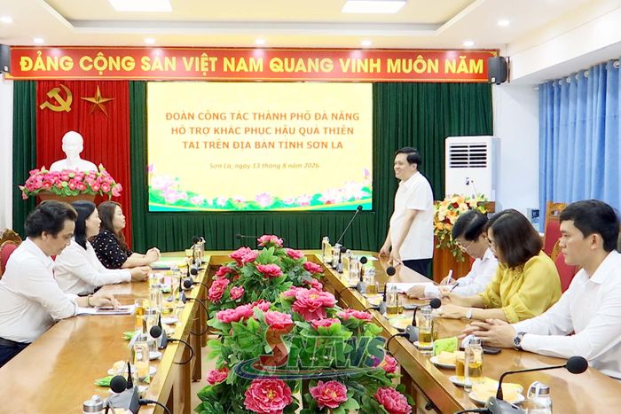 Đoàn công tác thành phố Đà Nẵng trao hỗ trợ tỉnh Sơn La khắc phục hậu quả thiên tai.